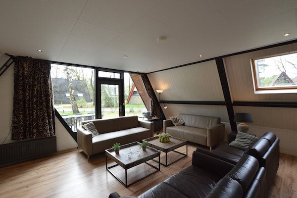Woonkamer - Vakantiehuis bij Stramproy natuurgebied in Stramproy (2)