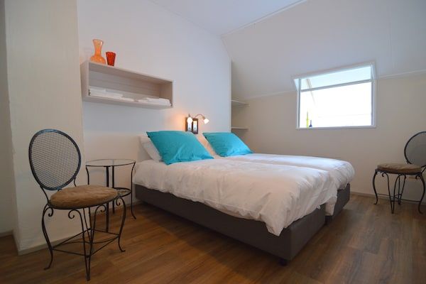 Slaapkamer - Villa op het platteland met wellness in Rekken (5)