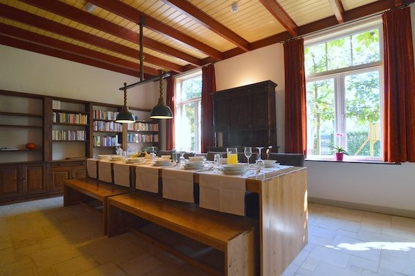 Eetkamer - Villa op het platteland met wellness in Rekken (3)