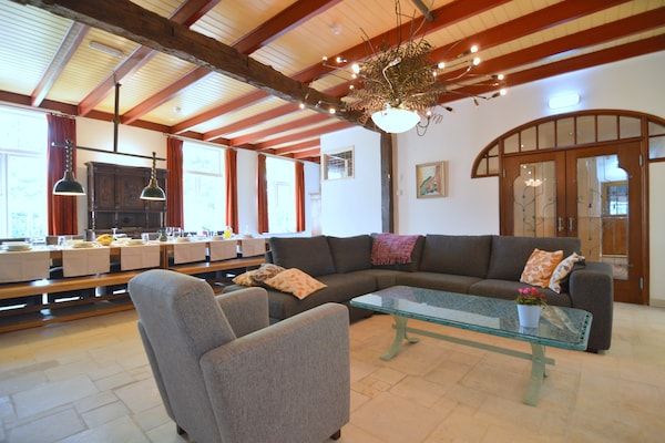 Woonkamer - Villa op het platteland met wellness in Rekken (2)
