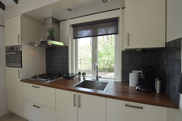 Keuken - Romantisch bosverblijf met sauna in Stramproy (3)