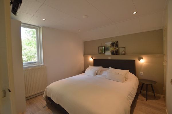 Slaapkamer - Romantisch bosverblijf met sauna in Stramproy (2)