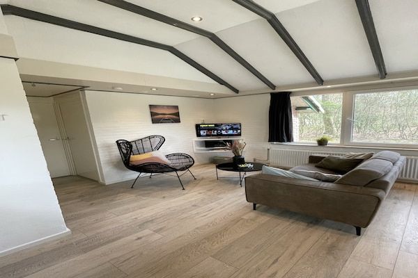 Woonkamer - Romantisch bosverblijf met sauna in Stramproy (4)