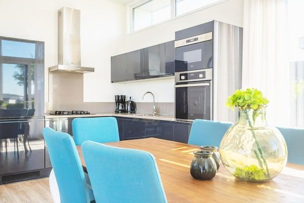 Woonkamer - Familievakantiehuis in Drenthe met tuin in West-Graftdijk (5)