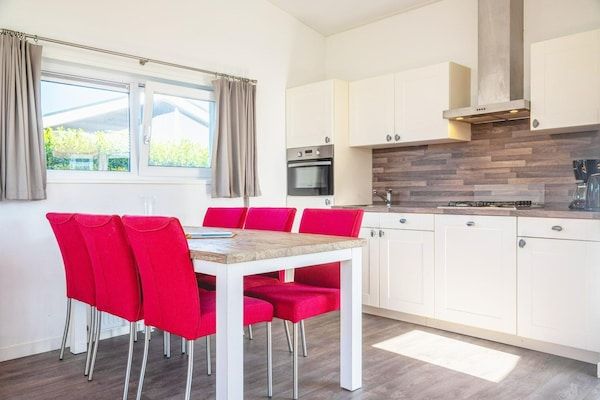 Eetkamer - Familievakantiehuis in Drenthe met tuin in West-Graftdijk (4)