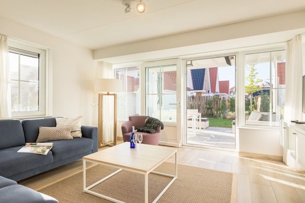 Woonkamer - Villa in Dishoek bij Noordzeestrand in Koudekerke (2)