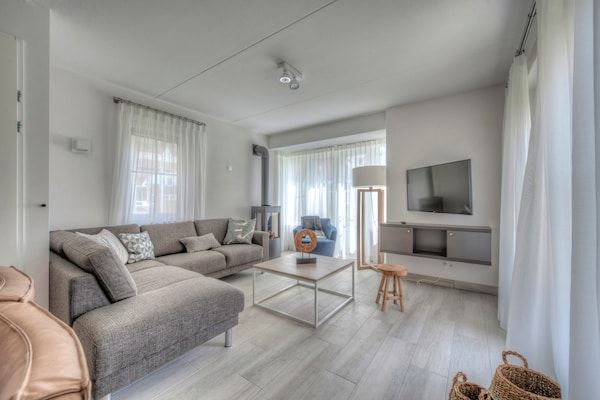 Woonkamer - Luxe villa nabij de Noordzee in Koudekerke (2)