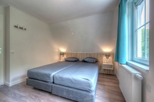 Slaapkamer - Chique villa aan zee in Koudekerke (4)