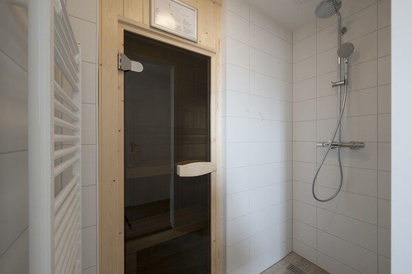 Badkamer - Chique villa aan zee in Koudekerke (5)