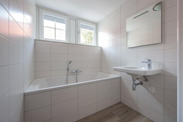 Badkamer - Ontspan in luxe aan de kust in Koudekerke (5)