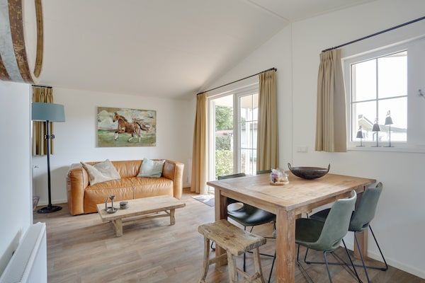 Eetkamer - Bungalow met terras bij Bedafse Bergen in Uden (2)
