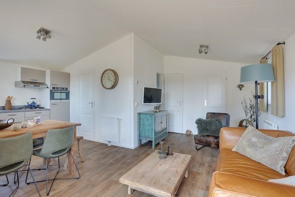 Woonkamer - Bungalow met terras bij Bedafse Bergen in Uden (1)