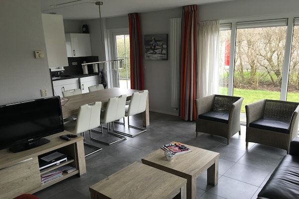 Woonkamer - Bungalow aan het water met eigen aanlegsteiger in Eernewoud (5)