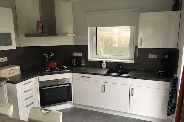 Keuken - Bungalow aan het water met eigen aanlegsteiger in Eernewoud (4)