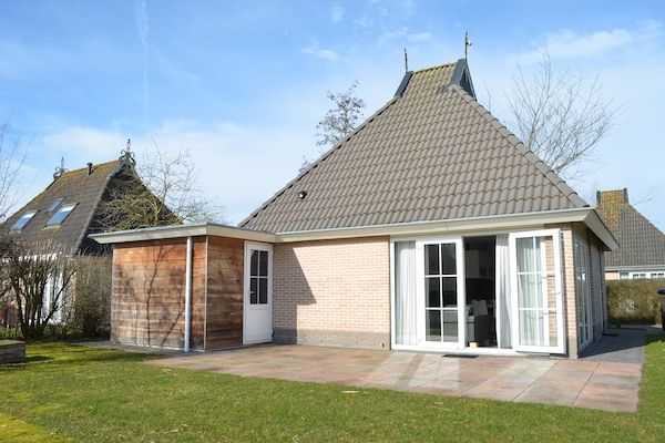 Buitenkant - Bungalow aan het water met eigen aanlegsteiger in Eernewoud (1)