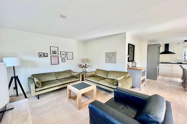 Woonkamer - Vakantiehuis in Schoorl bij zandstranden in Schoorl (2)