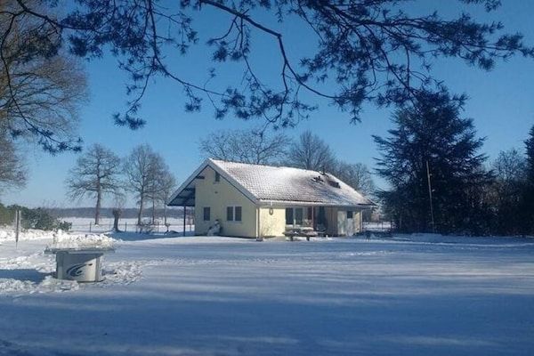 Buitenkant - Familieverblijf met grote tuin in Heino (4)