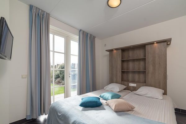 Slaapkamer - Villa in Zeeland bij Zee & Nationaal Park in Colijnsplaat (5)