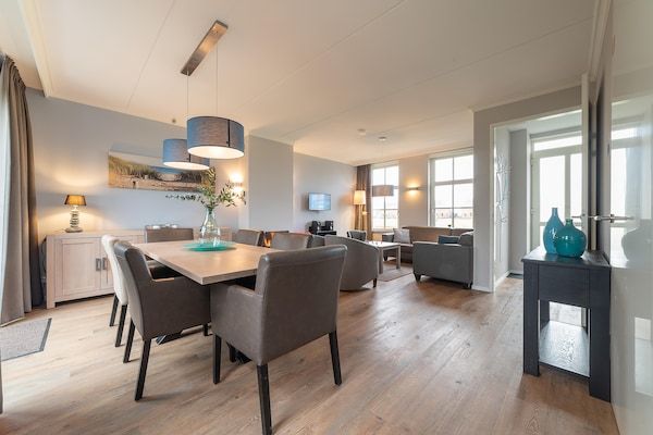 Eetkamer - Vakantiehuis in Colijnsplaat bij het Meer in Colijnsplaat (3)