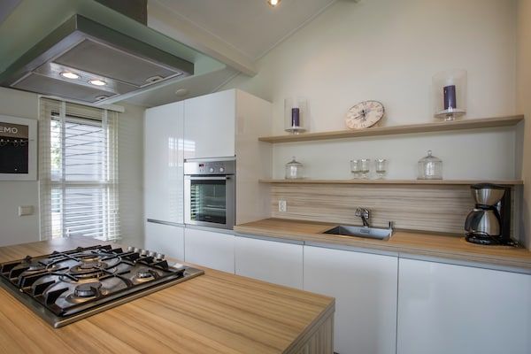 Keuken - Chalet in Kattendijke bij Oosterschelde in Kattendijke (3)