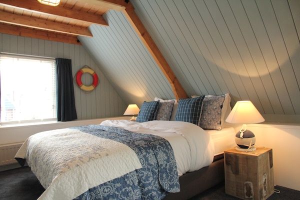 Slaapkamer - Vakantiehuis Hindeloopen bij Meer in Hindeloopen (4)