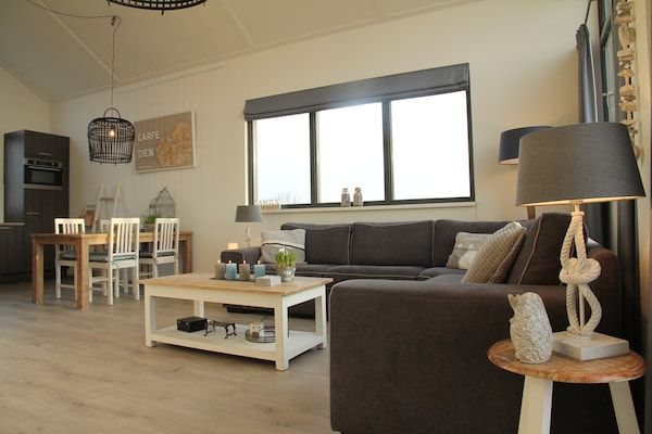 Woonkamer - Vakantiehuis in Stavoren met aanlegsteiger in Stavoren (2)