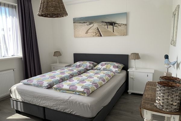 Slaapkamer - Vakantiehuis in Stavoren met aanlegsteiger in Stavoren (5)