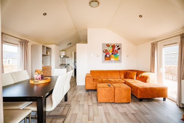 Woonkamer - Chalet in Maurik bij Recreatiemeer in Maurik (4)