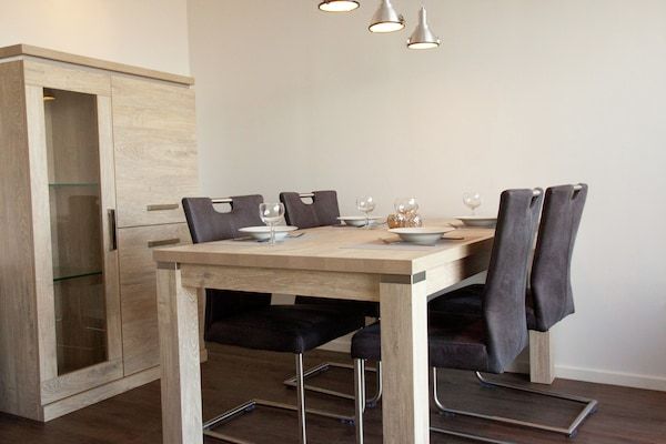 Eetkamer - Knus appartement aan de Friese meren met een aanlegsteiger in Langweer (5)