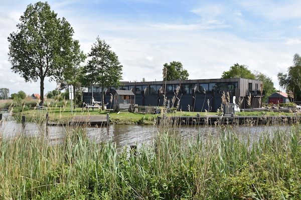 Buitenkant - Knus appartement aan de Friese meren met een aanlegsteiger in Langweer (2)