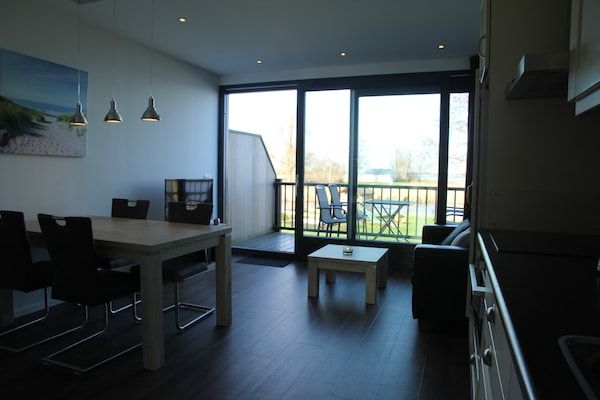 Woonkamer - Knus appartement aan de Friese meren met een aanlegsteiger in Langweer (4)