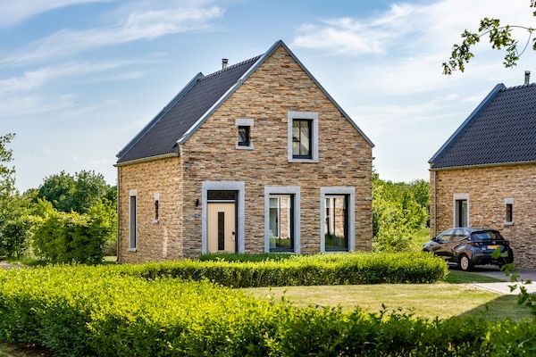 Buitenkant - Luxe villa in Maastricht met tuin in Maastricht (5)