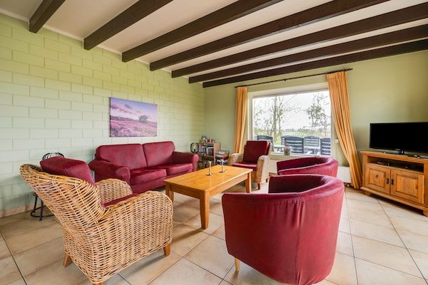 Woonkamer - Vakantiehuis Schoonoord bij Kibbelkoele in Kibbelveen (2)