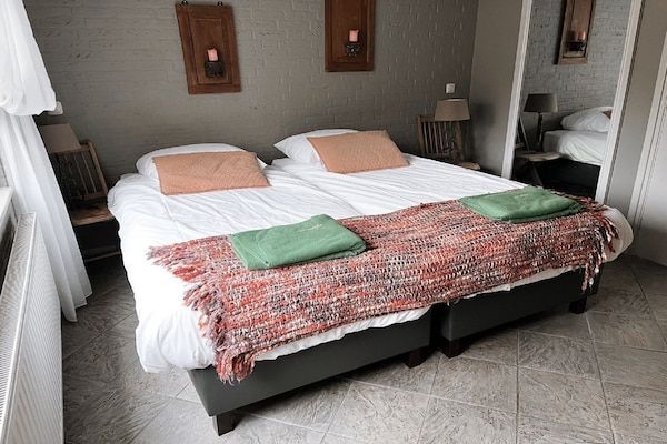 Slaapkamer - Luxe villa in De Pier met sauna in Uden (3)