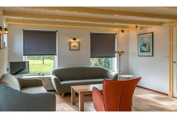 Woonkamer - Aantrekkelijke woning in het Fries in Oost-Texel (5)
