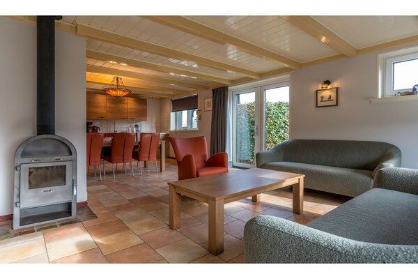 Woonkamer - Aantrekkelijke woning in het Fries in Oost-Texel (4)