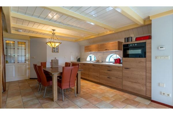 Keuken - Heerlijk huis op Texel vlakbij zee in Oost-Texel (4)