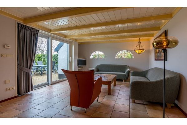 Woonkamer - Heerlijk huis op Texel vlakbij zee in Oost-Texel (2)