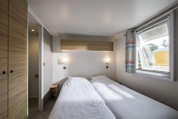 Slaapkamer - Chalet bij Maurikmeer met Hangmat in Maurik (2)