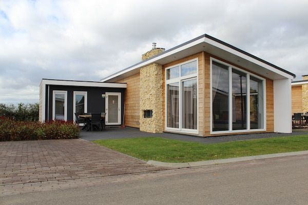 Buitenkant - Chalet in Bemelen met Buitenhaard in Bemelen (1)