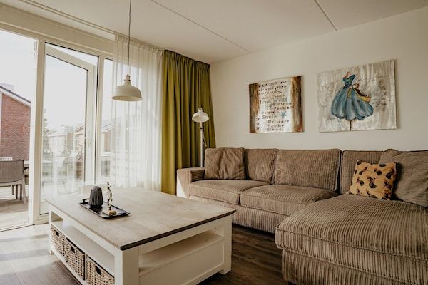 Woonkamer - Ruime retraite aan het meer in Uitgeest (2)