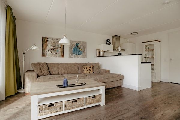 Woonkamer - Ruime retraite aan het meer in Uitgeest (4)