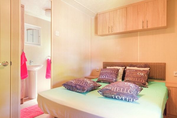 Slaapkamer - Chalet in Mölke met Wellness & Bijzondere Verblijven in Zuna (5)