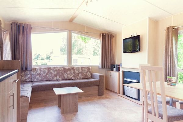 Woonkamer - Chalet in Mölke met Wellness & Bijzondere Verblijven in Zuna (2)