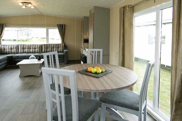Woonkamer - Chalet aan de Regge met Sauna in Zuna (4)