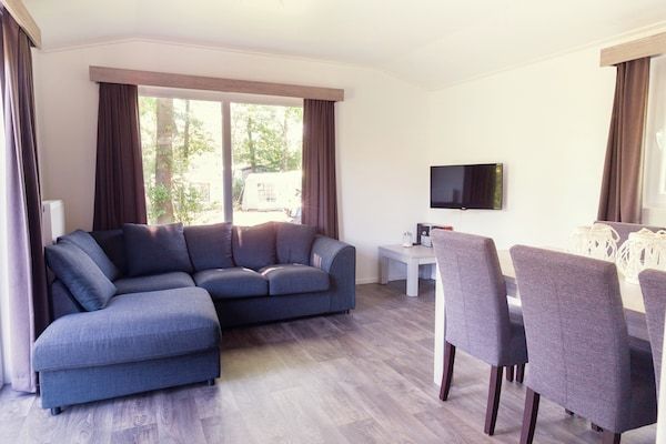 Woonkamer - Chalet Retreat aan de rivier in Zuna (3)