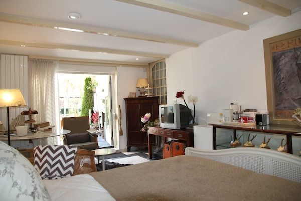 Woonkamer - Studio bij Heiloo Bos en Egmond Strand in Heiloo (1)