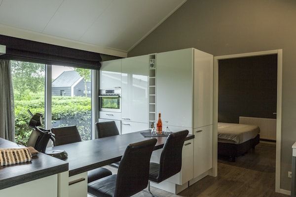 Eetkamer - Ontspannend huis dichtbij duikplekken in Kattendijke (3)