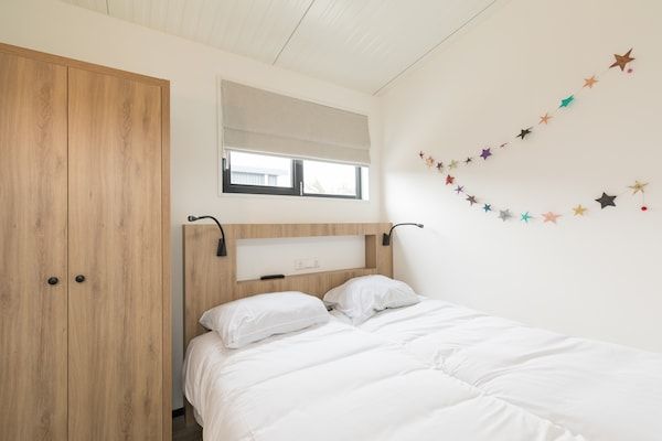 Slaapkamer - Chic Sea Lodge vlakbij het strand in Hollum (5)