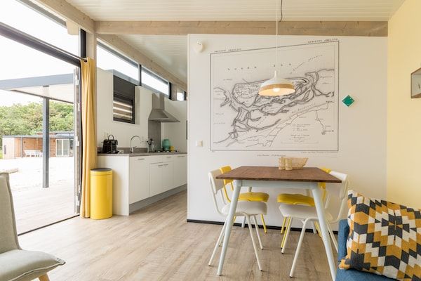 Woonkamer - Chic Sea Lodge vlakbij het strand in Hollum (4)